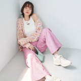 万能白スニーカーでピンクをカジュアルに着る♡ 佐藤栞里が魅せる【最旬スニーカーコーデ】