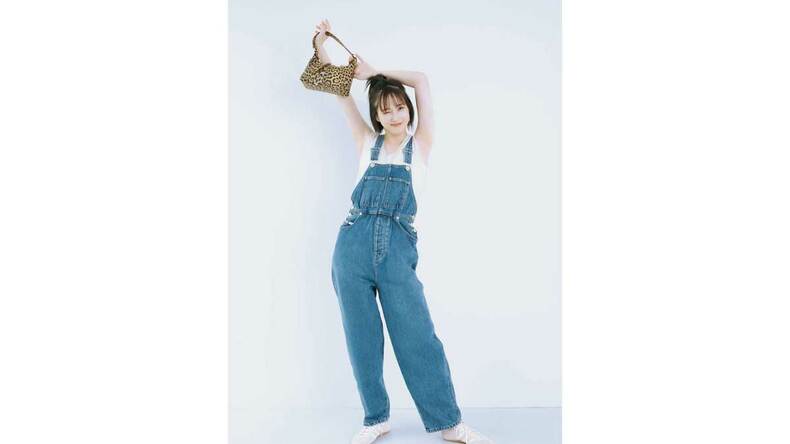 本田翼、ジャンプスーツのしゃれ見えポイントを伝授♡ スタイルアップの秘訣がつまった【ネアカデニムコーデ】