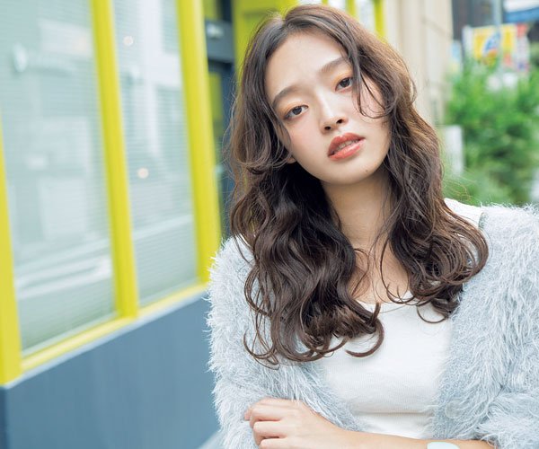 可愛いけど、ただ着るだけじゃ普通の女！淡色ニットを着こなすマーメイドロングって知ってる？