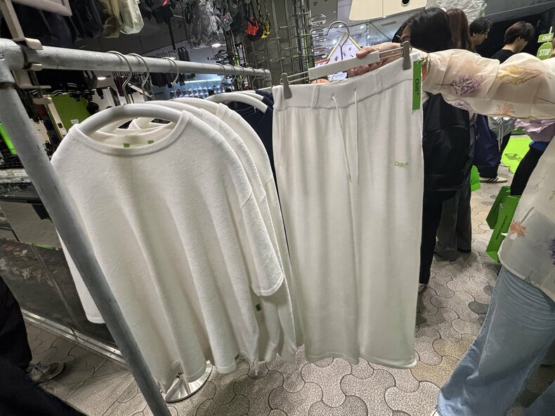 Cloud pile Tee ホワイト ¥9,350、Cloud pile Pants ホワイト ¥12,100