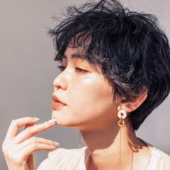 秋冬と同じってなんか重たくない？　春夏に合わせるブラウンリップはツヤ感で軽さを♡