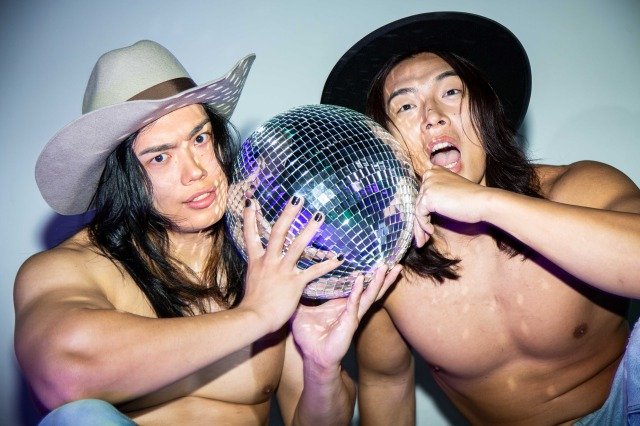 先行カット。撮影／大靏円　左から）正田壮史選手、TAKESHITA選手。双子のようなカウボーイハット×筋肉姿に悶絶！テンション高めな“NEOパーティー”風撮影にノリノリな2人