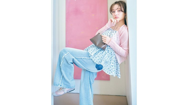 「一枚で主役級の花柄キャミで気分が上がる♡」カラーコーデでトレンドを抑える【初対面ウケコーデ】をご紹介