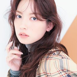 【ロング】ヘルシーなイエベ肌はボルドーブラウンと好相性