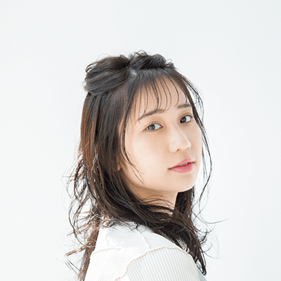 ちょっぴりおめかししたい時は、ハーフアップでプチドレスアップ。