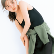 カジュアルなトップスを一気に恋服に♡ 女っぽアイテムを合わせるのがカギ【ギャップ見せデートコーデ】2選