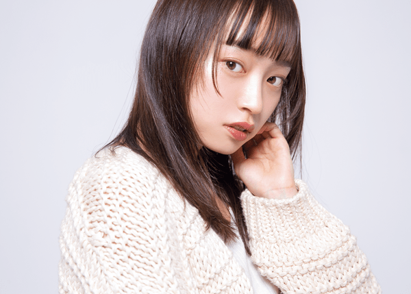 巻き髪じゃないと丸顔は隠せないの…？ ストレート派の女子を救う小顔ヘアがこちら