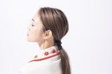 「おくれ毛は出さない、巻かないのが今旬」進化したひとつ結び･令和ローポニーってどんな髪型？