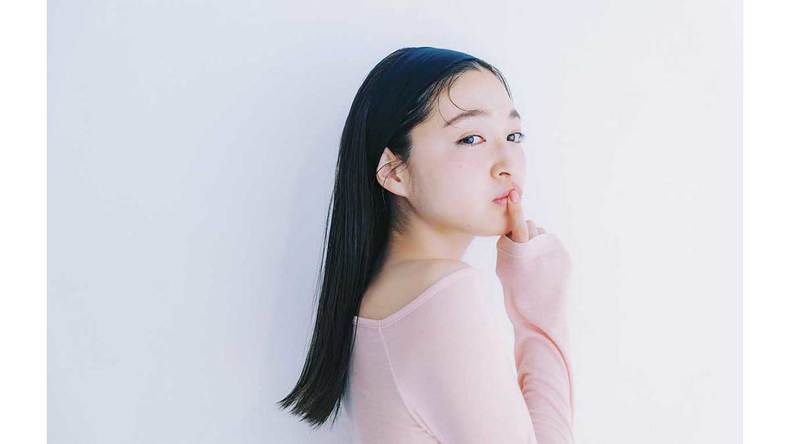 甘可愛トップスに抜け感を足すには？秋服に華を添える【甘カットソー×おでこ出し】スタイルをお届け