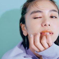 佐藤晴美、ミニ丈デニムを着こなす♡ 今季マストバイなリップ”柿色”でトレンドgirlに