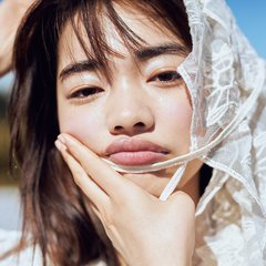 ドラマ『liar』で話題の女優・見上愛、神秘的な”白っぽラインメイク”に挑戦♡ ピュアな白ワンピがヒロイン感MAXで美しすぎる…!!