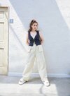 水着ブラ¥14,520/アリシアスタン トップス ¥19,800/ダブルスタンダードクロージング(フィルム) パンツ¥15,510/シールームリン サンダル¥9,500/チャールズ&キース(チャールズ&キース ジャパン)シュシュ/ヘアメイク私物