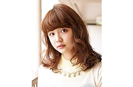 チャーミングな顔立ちを引き立てるベルシルエット