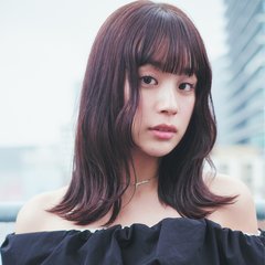 【ミディアム】ライン感のあるサイドバングは小顔効果も抜群