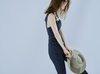 柏木由紀。デニムサロペット¥12,880/エピヌ ハット¥14,300/ラック オブ カラー(ジャック・オブ・オール・トレーズ プレスルーム) ネックレス¥25,300/エナソルーナ リング¥14,300/エテ