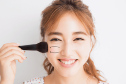 可愛く小顔に！意外と知らない超基本のチークの入れ方
