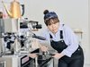 コーヒー豆を砕いているふみかさん