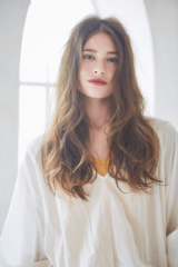 揺らぎと透け感が リラクシーな シースルーロング