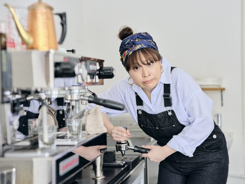 コーヒー豆を砕いているふみかさん