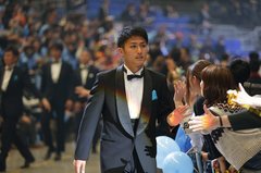 イケメン×タキシードの祭典!? サッカー選手たちの"表彰式"が気になる♡