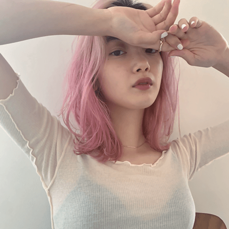 派手めなピンクにも挑戦しやすい髪色とは…？