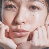 「気づいたらまた見ちゃってた…♡」男子も思わず視線がいくおしゃメタリックリップメイク