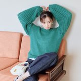 オシャレ上級者♡ ラフ見えしないデニムコーデって？ 宮田聡子が着こなす【濃色ニット×濃紺デニム】