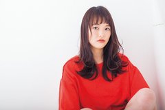 黒髪×ハネ感でプチモードなレトロヘアに