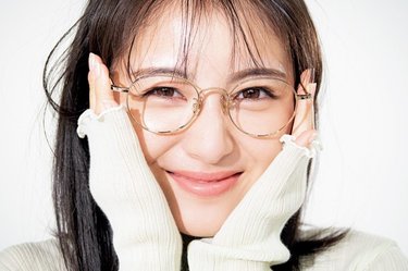 浜辺美波のメガネ姿がオフモード全開で可愛すぎ 21年の抱負は Arweb アールウェブ