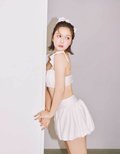 村重杏奈。2025年ar7月号より 水着¥23,100、スカート¥12,100/ ピーク&パイン(ミューラーン) 頭につけたシュシュ¥3,080/クランク(ハナ コリア)