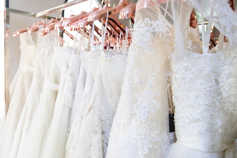 「プレ花嫁」とは?どういう意味?「花嫁美容」とは? 「プレ花嫁」とは、結婚や結婚式を控えた花嫁のこと! 「花嫁美容」とは、結婚式など結婚に関するイベントに向けた自分磨きのための美容のこと♡
