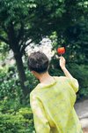 りんご飴を持っている諸星翔希。ar8月号より