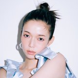自然な立体感が手に入る♡ 佐藤栞里が魅せる【骨格ワントーンメイク×おでこ見せ】HOW TO