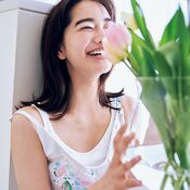 女優・見上愛、マーメイドスカートで曲線美を披露♡ 清楚な白を色っぽく!”ひえひえメイク”×”ライン見せスカート”のコンビがヘルシーで良き。