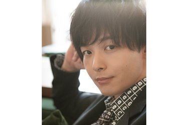 中村倫也、黒スーツ姿でその微笑みは反則でしょ!!!♡ 質問へのお茶目な