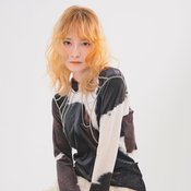 【ミディアム】グラデとアクセントカラーのコラボでブロンドを新鮮に