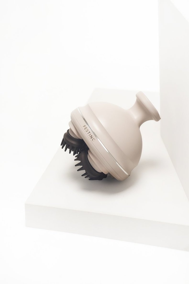 冬のボーナスの買い物におすすめ！ 価格別・arエディター購入品11選　FESTINO 充電式 EMSヘッドスパ プレミア Price : ¥19,800