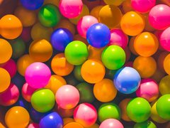 【恋愛心理テスト】「最初に目に入ったのはどの色？」あなたの達観度を診断！