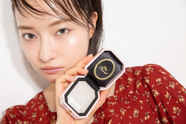 この輝きには敵いません…♡ "花嫁ハイライター"プロの使い倒し術を見よ！【村瀬紗英がお試し】