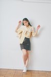 井桁弘恵。ar3月号より シャツ(4月発売予定)¥5,900/エモダ(エモダ ルミネエスト新宿店) ニット¥9,000/リリー ブラウン スカート¥4,520/ディーホリック スニーカー¥8,500/ナイキ(ABCマート) ヘアピン/ヘアメイク私物