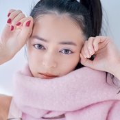 「触れたくなる柔らかさを演出!」上國料萌衣、ツンデレキティに♡【ひんやりカラーシャドウ】を使ったシェマ顔メイクHOW TO