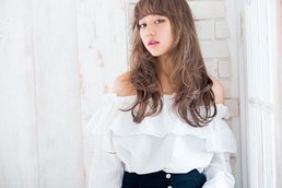 透明感のあるグレージュカラーで外国人風を実現