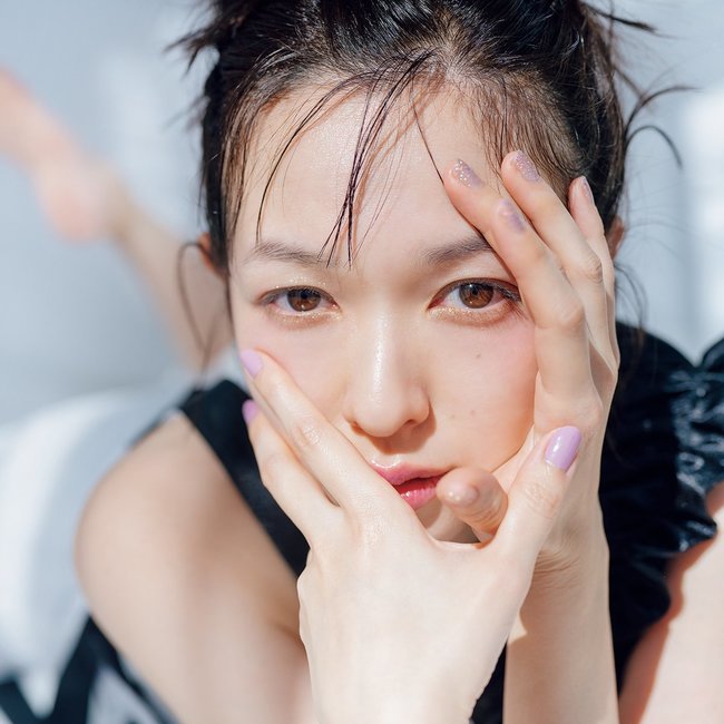 キラキラさせたいけどやりすぎたくない！透明感上げる白の薄膜ラメをふんわりまとった爆盛れメイク【HOW TO】