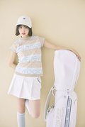 [シャツを着回し]スカート￥13,200、キャディバッグ￥29,700／ルコックスポルティフ ゴルフ　キャップ￥2,999／ティゴラ　ソックス￥2,200／テーラーメイド