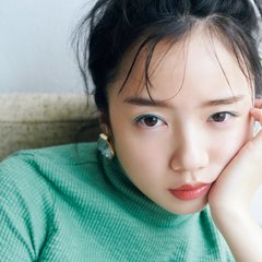 齊藤京子、ほっぺがプニッと上に…♡ ターコイズEYEで頬杖をつく姿がちょっぴり妖艶な雰囲気に