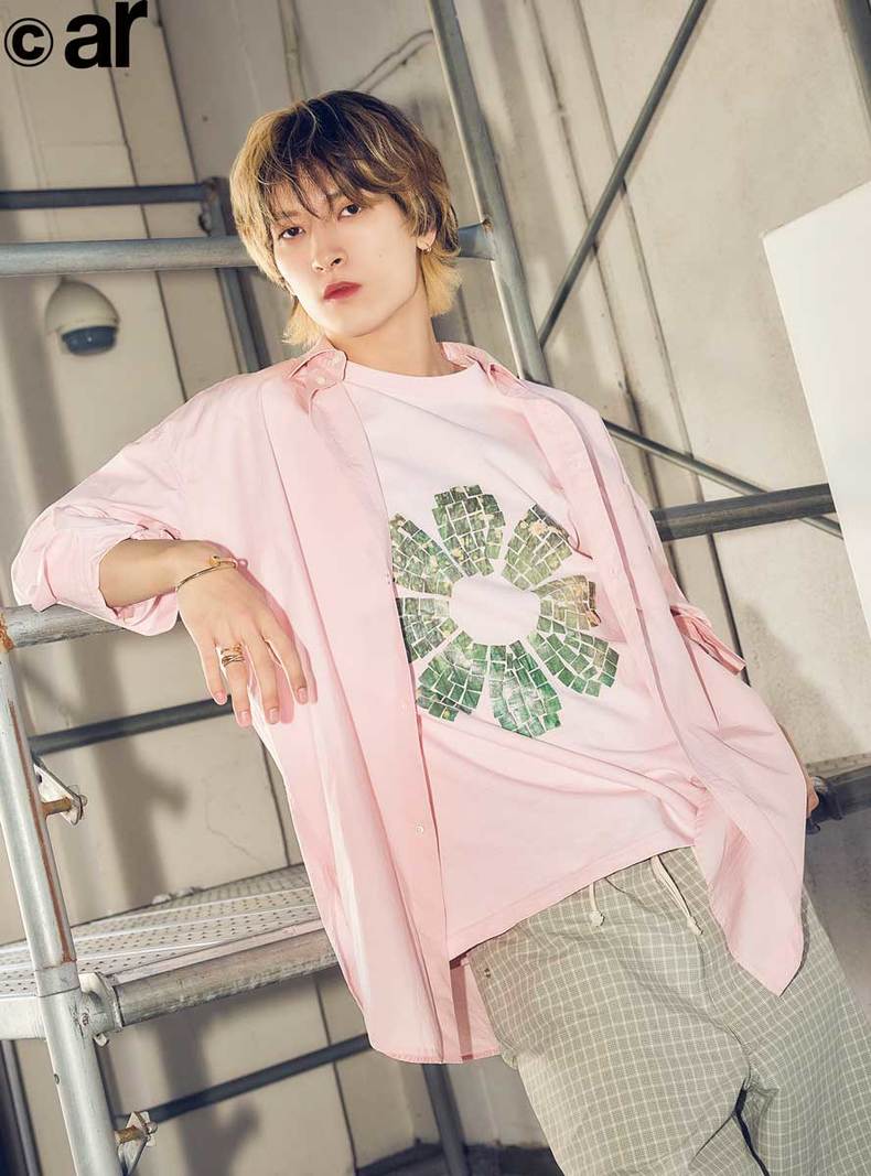 金城碧海。ar7月号より Tシャツ¥8,800/ホロ マーケット(スタジオ ファブワーク) パンツ¥ 44,000/エーヤーン(福井商店) 靴¥39,600/ ヨーク(ヘムト PR) シャツ/スタイリスト私物 アクセサリー/本人私物
