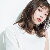 外ハネ×内巻きの重ねワザ♡”ゆるカール”と”毛先の揺れ感”がベストマッチ。レイヤーをとことん楽しむ【小顔ミディ】って?