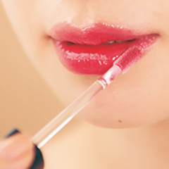 えっ、グロスって最後に塗るんじゃないの？ 色気全開な唇はこう作るのが正解