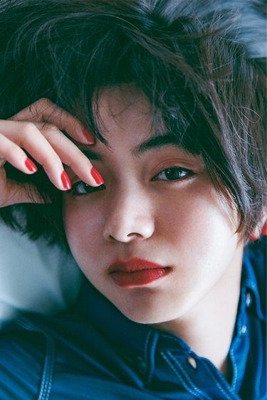 池田エライザ、ラフなのに色っぽい！ 魅惑の赤を着こなす | arweb