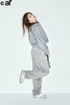 本田翼、ar1・2月合併号より。ジャケット¥21,450、デニム¥18,700 /ステュディオ アール スリーサーティー  Tシャツ¥8,800/ワン ティースプーン (ジャック・オブ・オール・トレーズ プレ スルーム) Tシャツの中に着たレースト ップス¥7,700/レイ ビームス(レイ ビ ームス 新宿) ヘアクリップ(2点セット) 各¥390/ナディア フローレス エン エ ル コラソン バッグ¥9,900/アーバン エクスエクスプレッション(ユー バイ ス ピック&スパン ルミネエスト池袋店)